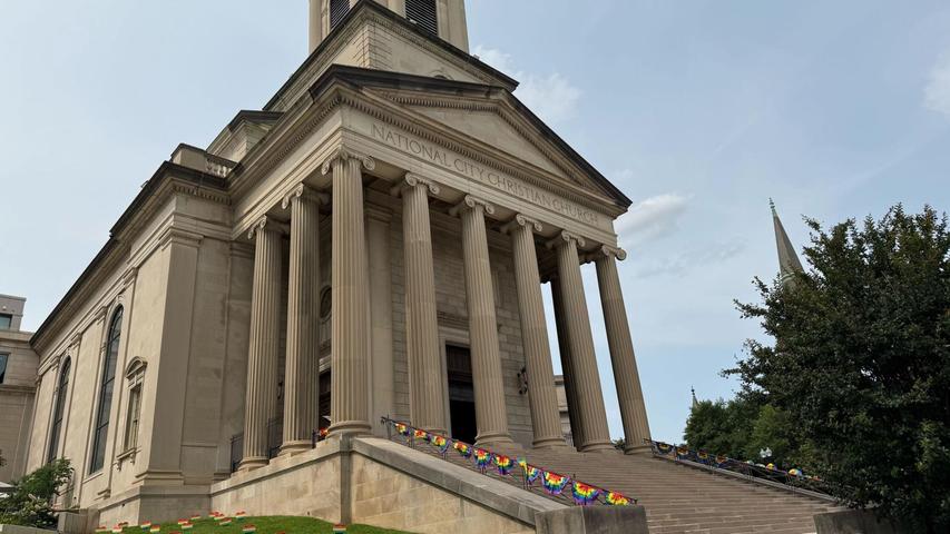 Auch vor einige Kirchen in Washington ist Regenbogen-Dekoration zu sehen. Auch vor einige Kirchen in Washington ist Regenbogen-Dekoration zu sehen.