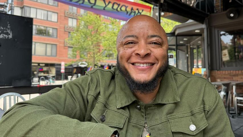 Elijah Nicholas organisiert den Nationalen Marsch zur Sichtbarkeit von Transpersonen mit, der am letzten Tag der Worldpride stattfindet. Elijah Nicholas organisiert den Nationalen Marsch zur Sichtbarkeit von Transpersonen mit, der am letzten Tag der Worldpride stattfindet.
