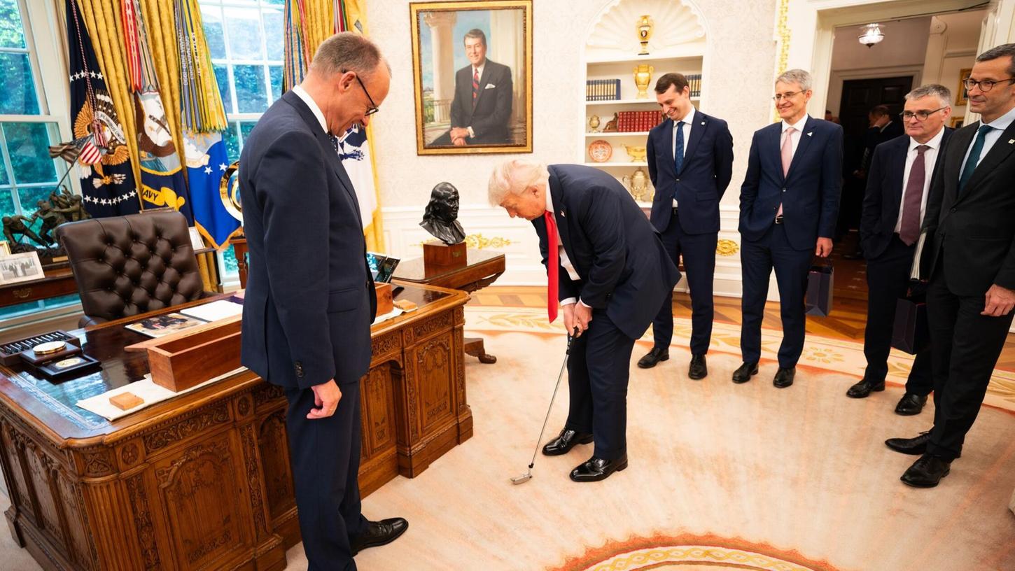 Sporteinlage im Oval Office während des Besuchs des Kanzlers beim US-Präsidenten. Sporteinlage im Oval Office während des Besuchs des Kanzlers beim US-Präsidenten.