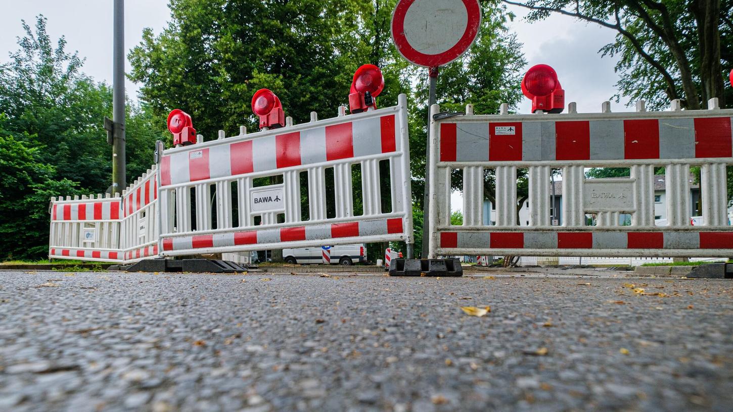 Wegen Baumpflegearbeiten wurde eine Straße in Dürrenmungenau kurzzeitig gesperrt - zum Ärger eines Autofahrers (Symbolbild). Wegen Baumpflegearbeiten wurde eine Straße in Dürrenmungenau kurzzeitig gesperrt - zum Ärger eines Autofahrers (Symbolbild).