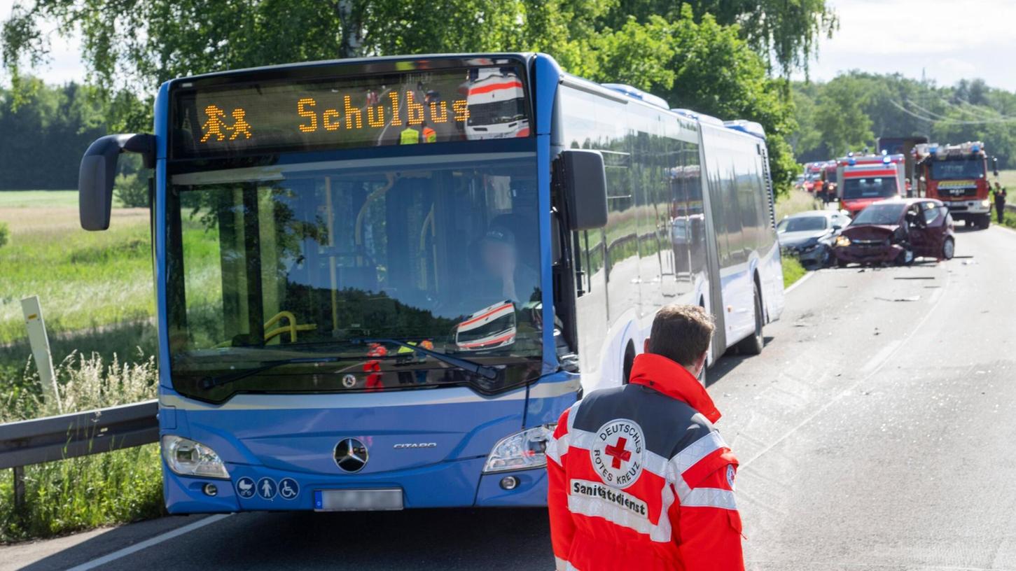 Ein mit 94 Kindern besetzter Schulbus wurde in einen Verkehrsunfall verwickelt. Ein mit 94 Kindern besetzter Schulbus wurde in einen Verkehrsunfall verwickelt.