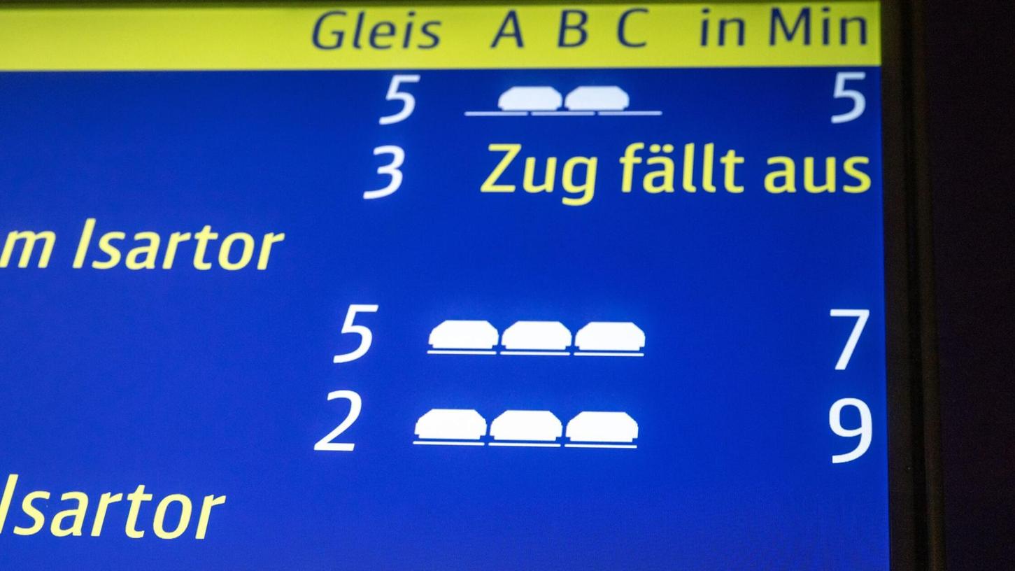 Kurzzeitig legt der Betrunkene mit seiner Aktion den S-Bahnverkehr in München lahm. (Symbolbild) Kurzzeitig legt der Betrunkene mit seiner Aktion den S-Bahnverkehr in München lahm. (Symbolbild)