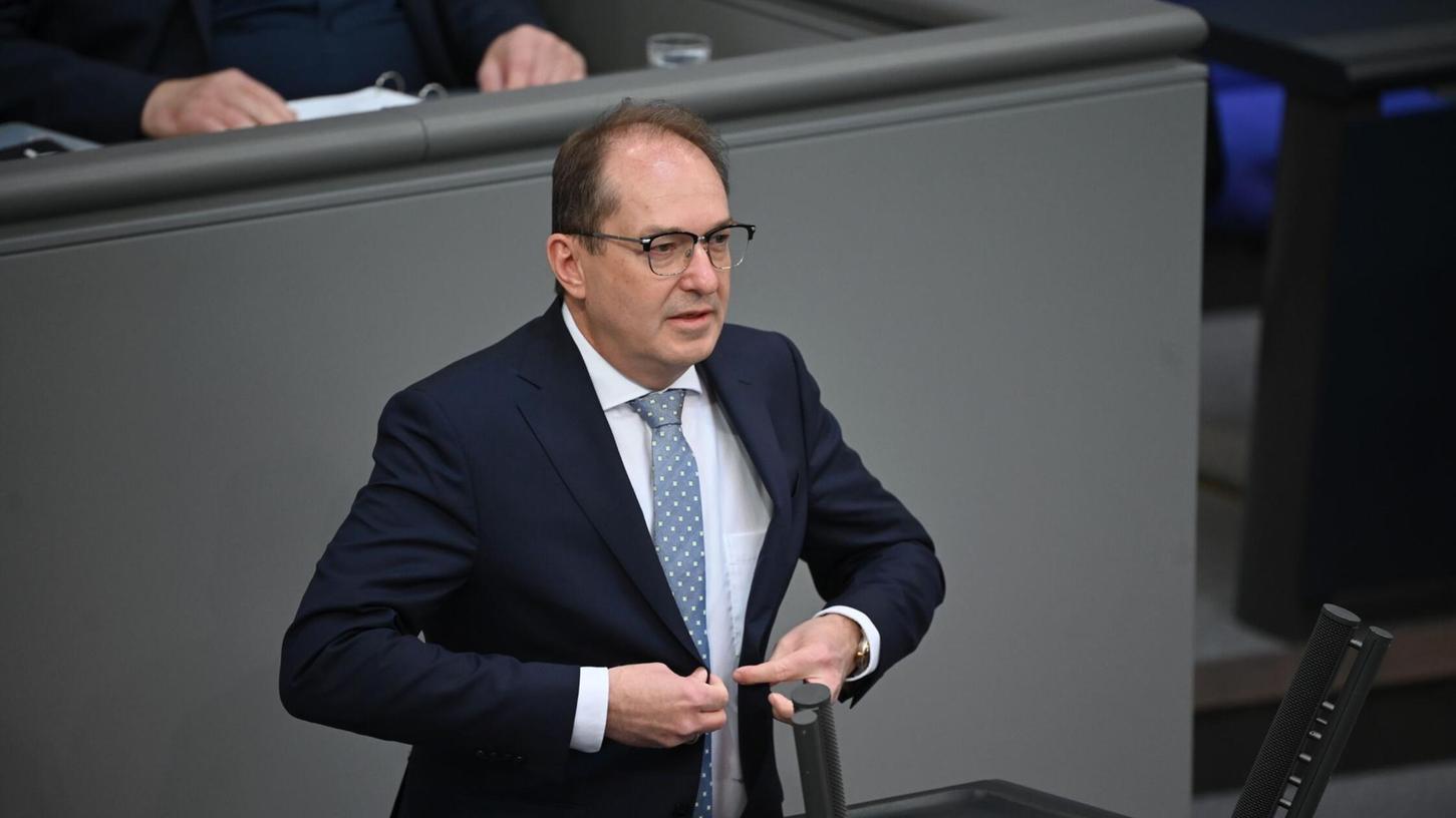 Die Grünen warfen Bundesinnenminister Alexander Dobrindt (CSU) in der Debatte vor, er imitiere mit seiner Betonung der Probleme der „illegalen Migration“ die AfD. Die Grünen warfen Bundesinnenminister Alexander Dobrindt (CSU) in der Debatte vor, er imitiere mit seiner Betonung der Probleme der „illegalen Migration“ die AfD.