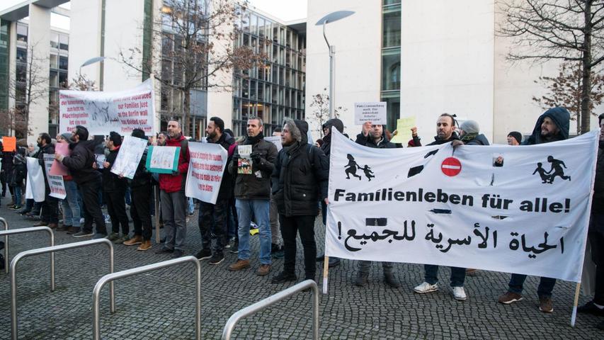 Die Frage, ob und in welchem Umfang auch Menschen mit subsidiärem Schutz ihre Angehörigen zu sich nach Deutschland holen dürfen, beschäftigt die Politik seit Jahren. (Archivbild) Die Frage, ob und in welchem Umfang auch Menschen mit subsidiärem Schutz ihre Angehörigen zu sich nach Deutschland holen dürfen, beschäftigt die Politik seit Jahren. (Archivbild)