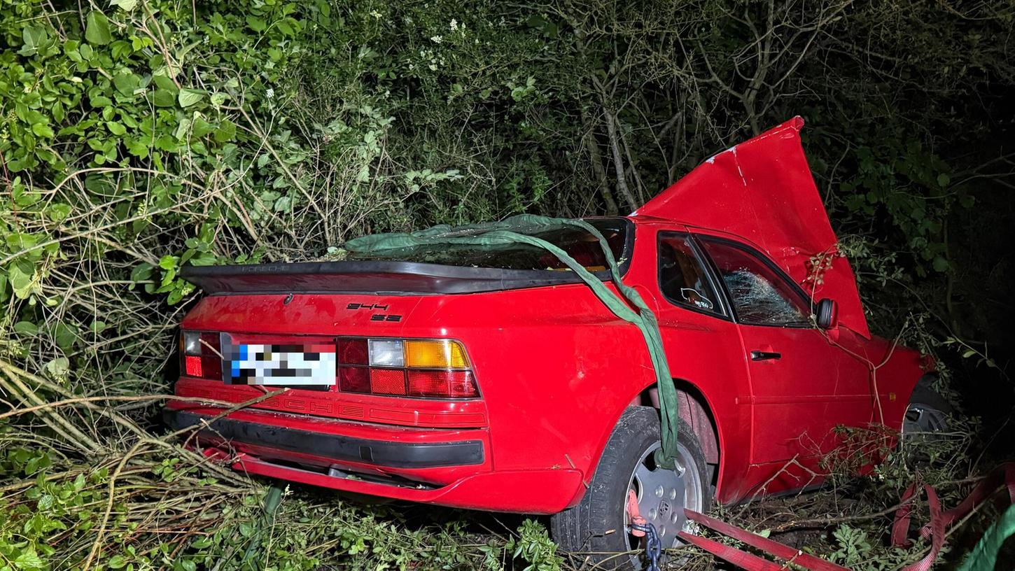 Am Oldtimer entstand ein Schaden von rund 20.000 Euro. Am Oldtimer entstand ein Schaden von rund 20.000 Euro.