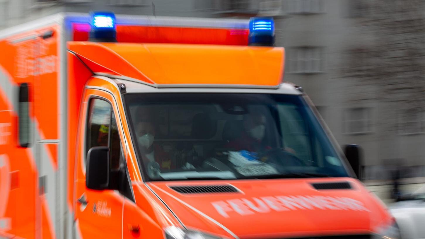 Mit schweren, aber nicht lebensgefährlichen Verletzungen wird der Angestellte in eine Klinik gebracht. (Symbolbild) Mit schweren, aber nicht lebensgefährlichen Verletzungen wird der Angestellte in eine Klinik gebracht. (Symbolbild)