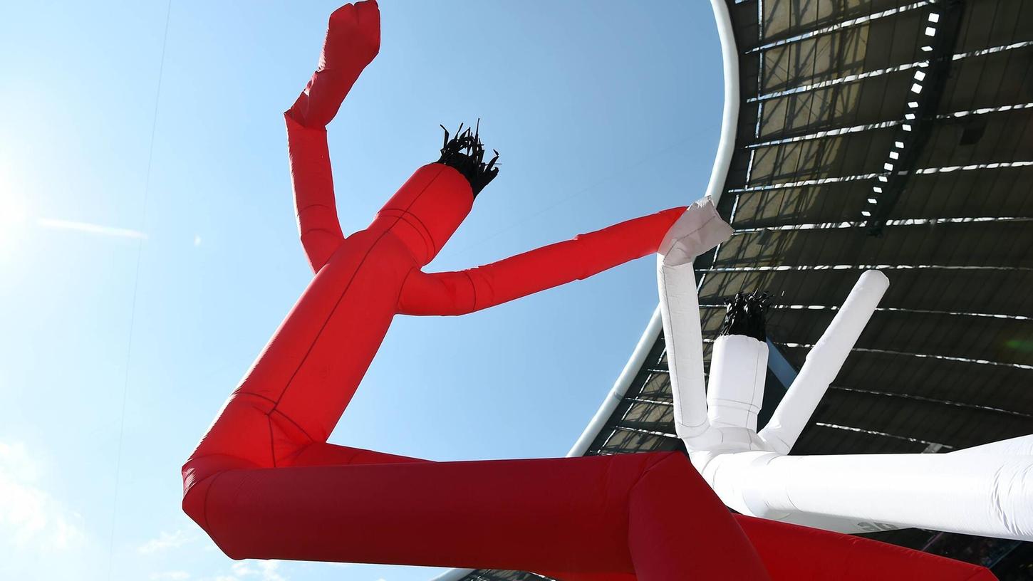 Diese beiden Skydancer tanzten vor einem Budnesligaspiel in der Münchner Arena. Diese beiden Skydancer tanzten vor einem Budnesligaspiel in der Münchner Arena.