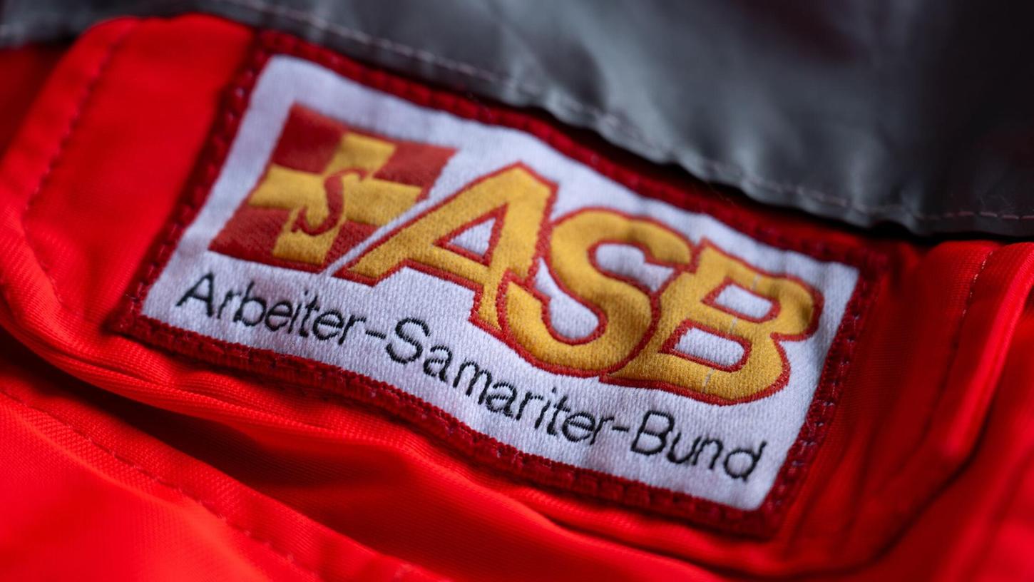 So erkennen Sie die Werber, wenn sie bei Ihnen klingeln: Das Logo vom Arbeiter-Samariter-Bund (ASB) ist auf einer Uniform zu sehen. So erkennen Sie die Werber, wenn sie bei Ihnen klingeln: Das Logo vom Arbeiter-Samariter-Bund (ASB) ist auf einer Uniform zu sehen.