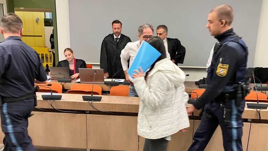 Justizbeamte führten die junge Frau in den Verhandlungssaal. Justizbeamte führten die junge Frau in den Verhandlungssaal.