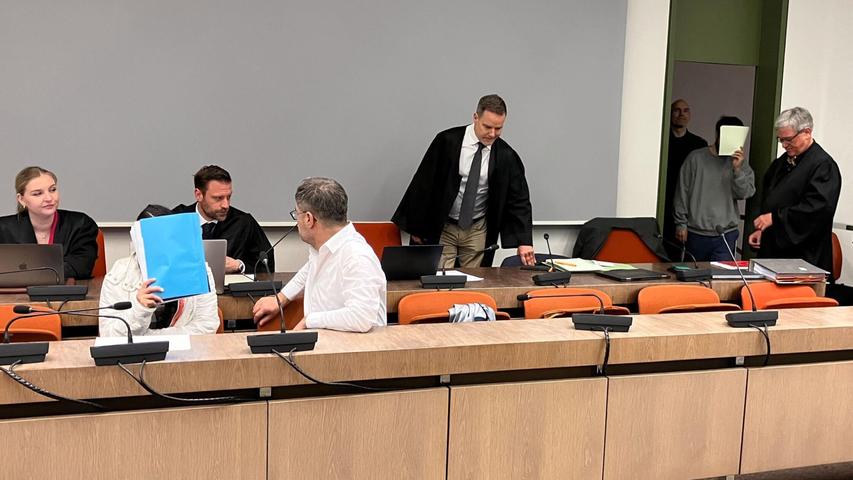 Die Angeklagte verbarg ihr Gesicht. Die Angeklagte verbarg ihr Gesicht.