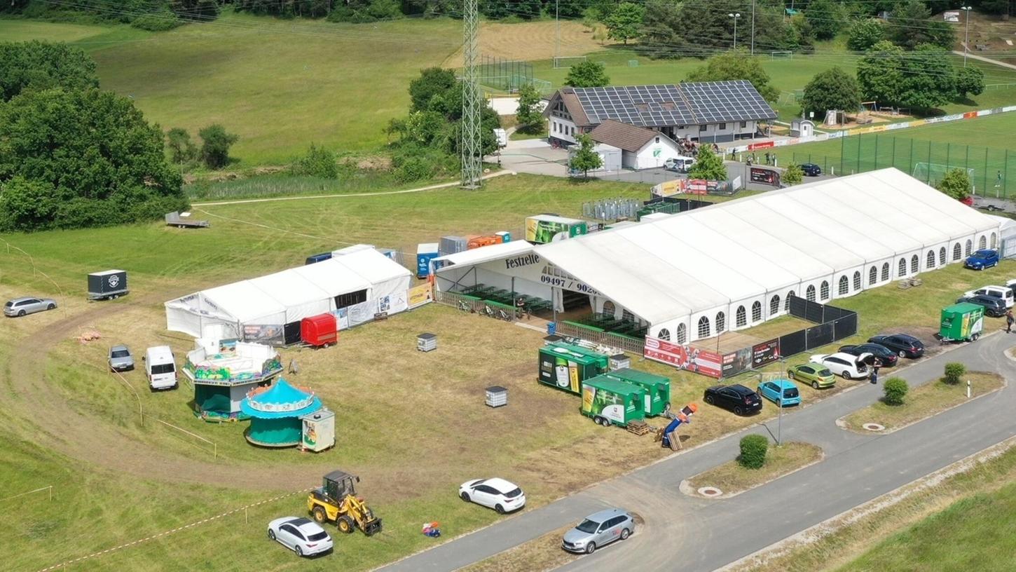 Ein Bild vom Aufbau des Fests. Am Straßenrand zu erkennen: der Skydancer. Ein Bild vom Aufbau des Fests. Am Straßenrand zu erkennen: der Skydancer.