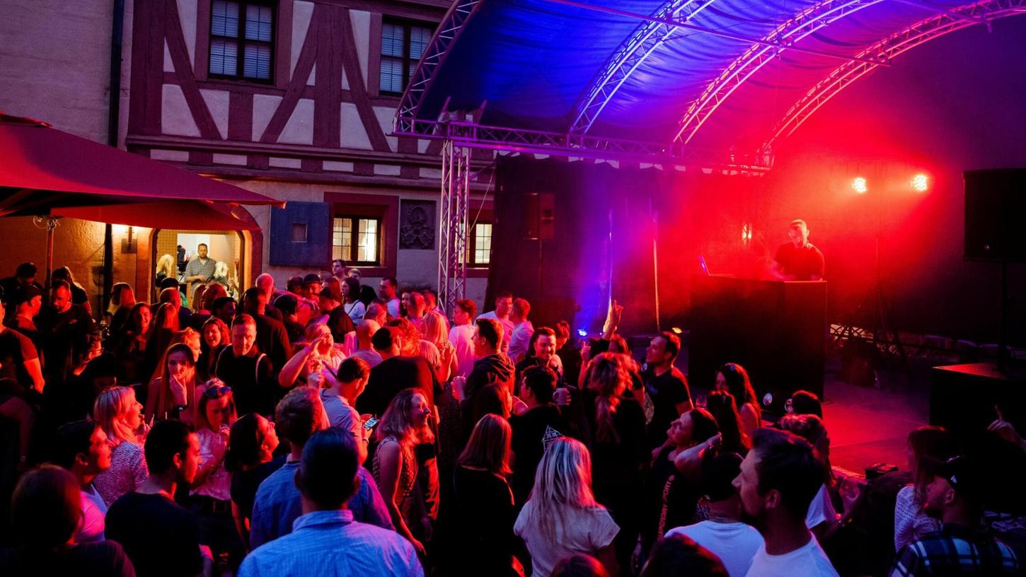 Drei Tage Programm in der Kaiserpfalz bringt das wieder zum Leben erweckte FOpen Air mit. Drei Tage Programm in der Kaiserpfalz bringt das wieder zum Leben erweckte FOpen Air mit.