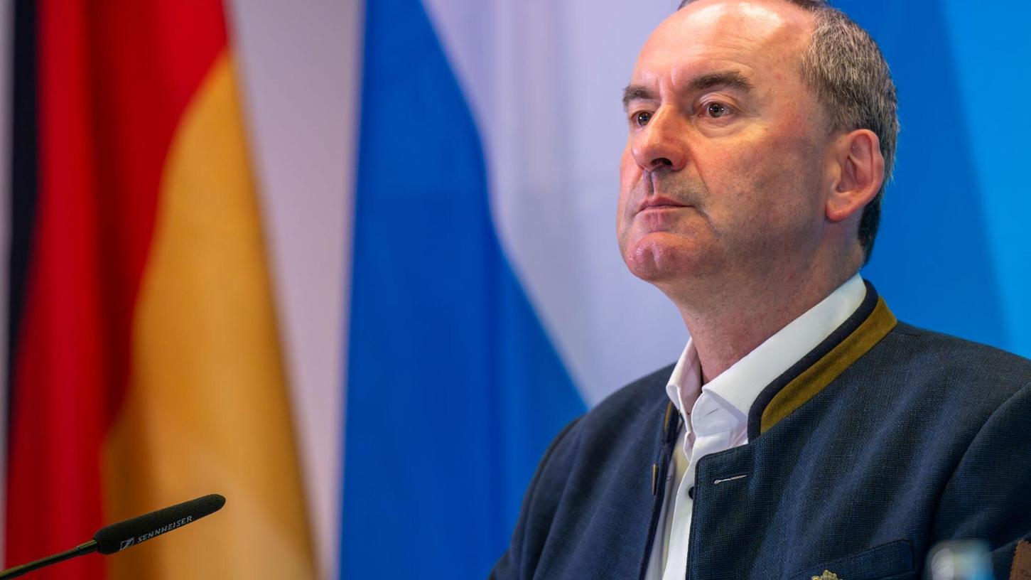 Aus für das geplante Verbrenner-Aus, fordert Wirtschaftsminister Hubert Aiwanger (Archivbild) Aus für das geplante Verbrenner-Aus, fordert Wirtschaftsminister Hubert Aiwanger (Archivbild)
