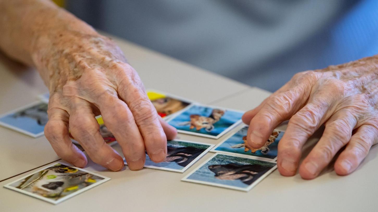 Demenz ist eine heimtückische Krankheit, die oft nicht geheilt werden kann. Auch deshalb scheuen viele Menschen eine Untersuchung. (Symbolbild) Demenz ist eine heimtückische Krankheit, die oft nicht geheilt werden kann. Auch deshalb scheuen viele Menschen eine Untersuchung. (Symbolbild)