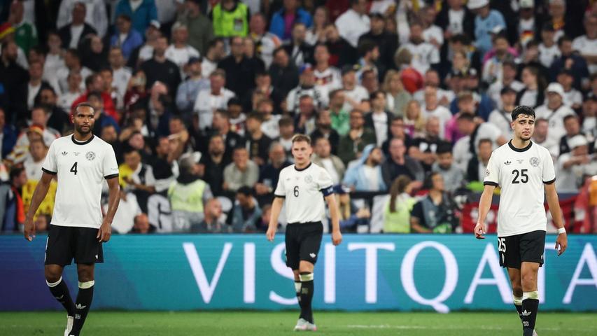 Frust nach dem Portugal-Spiel: Der Neu-Münchner Jonathan Tag (l), Kapitän Joshua Kimmich (M) und Aleksandar Pavlovic (r). Frust nach dem Portugal-Spiel: Der Neu-Münchner Jonathan Tag (l), Kapitän Joshua Kimmich (M) und Aleksandar Pavlovic (r).