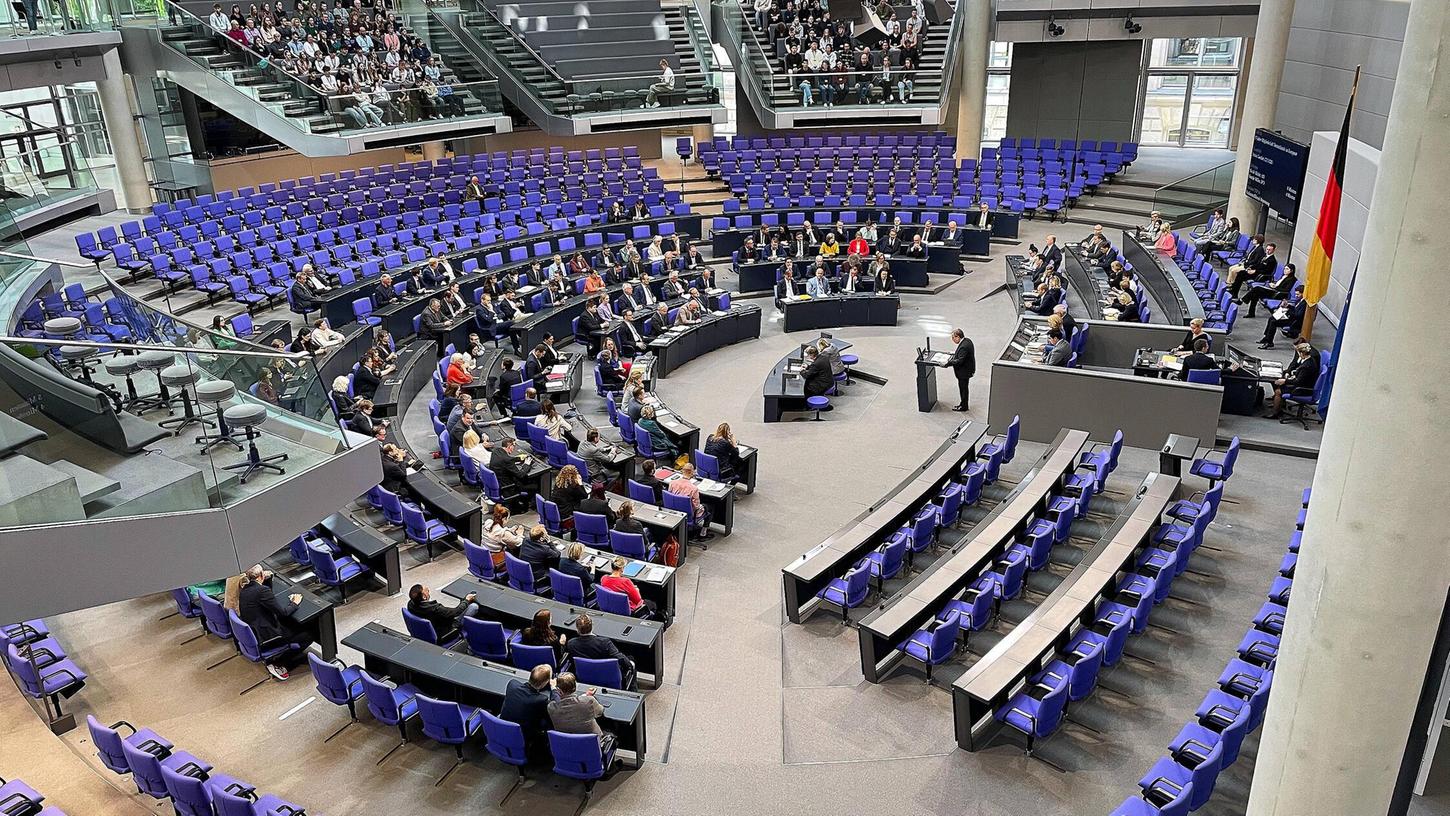 Am Donnerstag, 5. Juni, hat der Bundestag entschieden, dass die Diäten der Parlamentarier weiterhin jährlich automatisch angepasst werden. Am Donnerstag, 5. Juni, hat der Bundestag entschieden, dass die Diäten der Parlamentarier weiterhin jährlich automatisch angepasst werden.