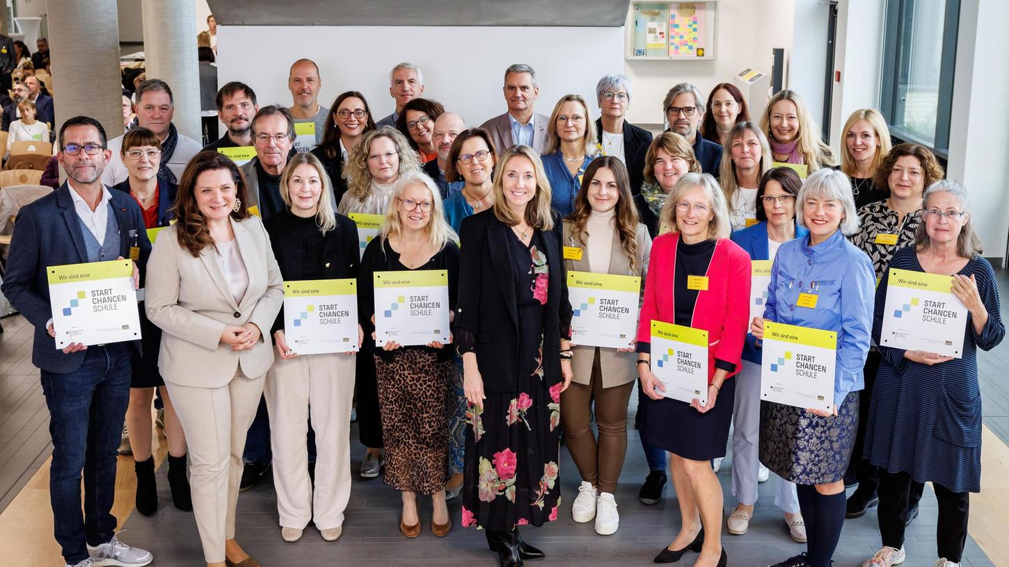 Kultusministerin Anna Stolz gab 2024 den offiziellen Startschuss zum Startchancen-Programm im Schulcampus Werderau in Nürnberg. Kultusministerin Anna Stolz gab 2024 den offiziellen Startschuss zum Startchancen-Programm im Schulcampus Werderau in Nürnberg.