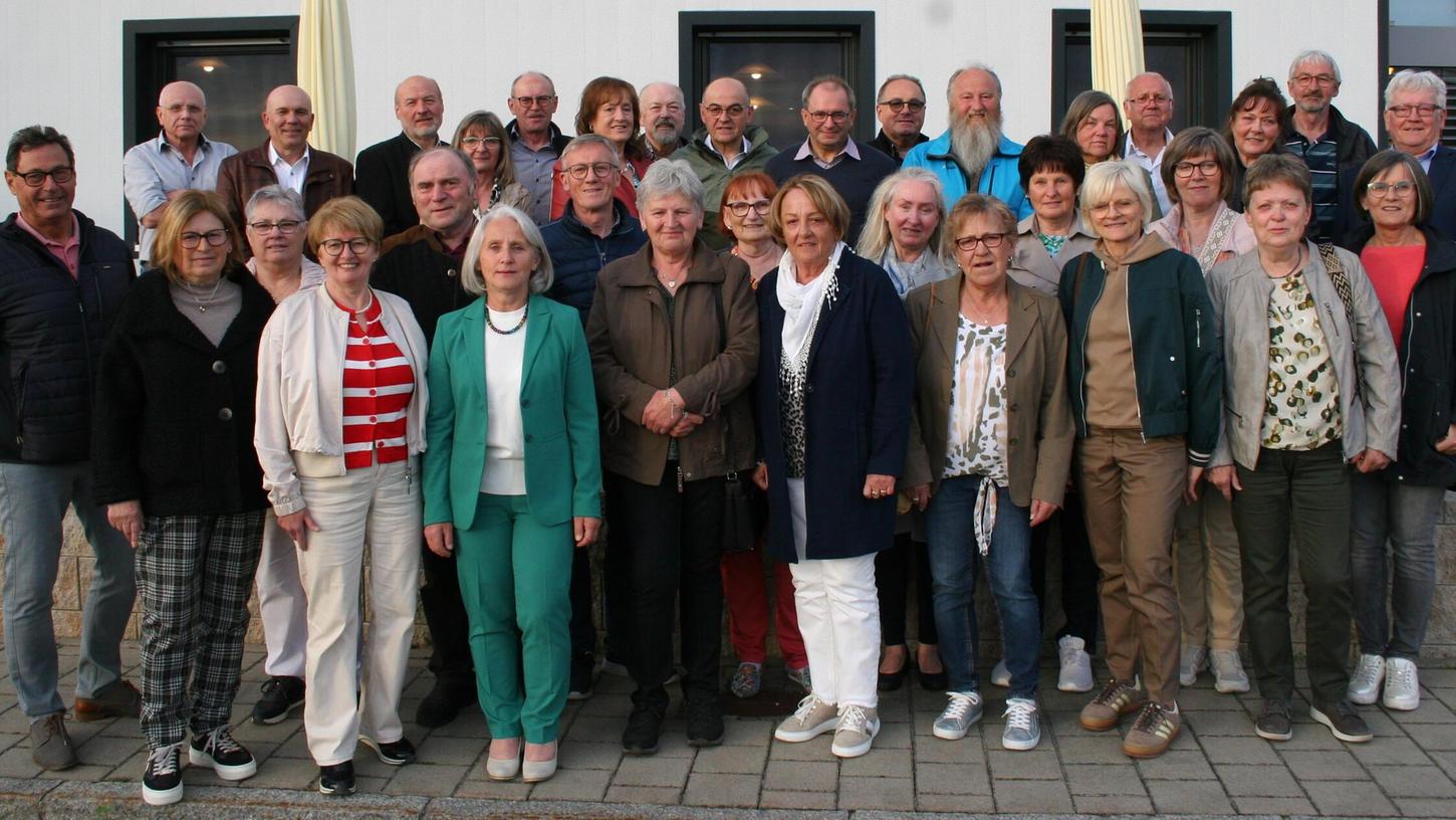 Über 30 Schüler kamen zum Klassentreffen nach Winnberg. Theo Dirnhofer und Gerhard Nummer hatten es organisiert. Über 30 Schüler kamen zum Klassentreffen nach Winnberg. Theo Dirnhofer und Gerhard Nummer hatten es organisiert.