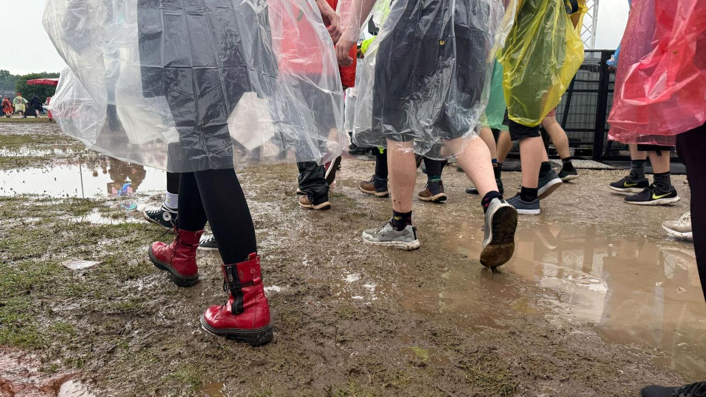 Kurz vor dem Auftritt der ersten Band setzte starker Regen ein. Kurz vor dem Auftritt der ersten Band setzte starker Regen ein.