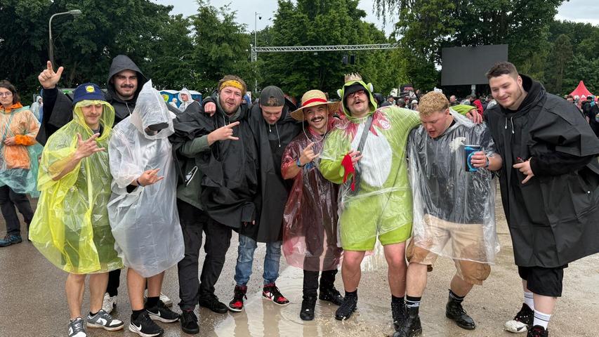 Regenponchos waren beim Start von Rock im Park häufig zu sehen. Regenponchos waren beim Start von Rock im Park häufig zu sehen.