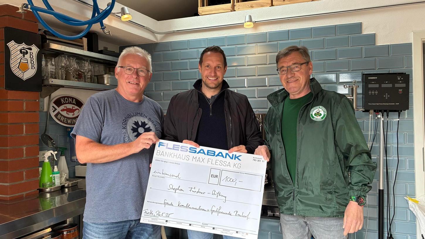 Drei glückliche Fürther: Brauer Peter Heßler, Stephan Fürstner und Willi Weber von den Sportfreunden Ronhof bei der Scheckübergabe. Drei glückliche Fürther: Brauer Peter Heßler, Stephan Fürstner und Willi Weber von den Sportfreunden Ronhof bei der Scheckübergabe.