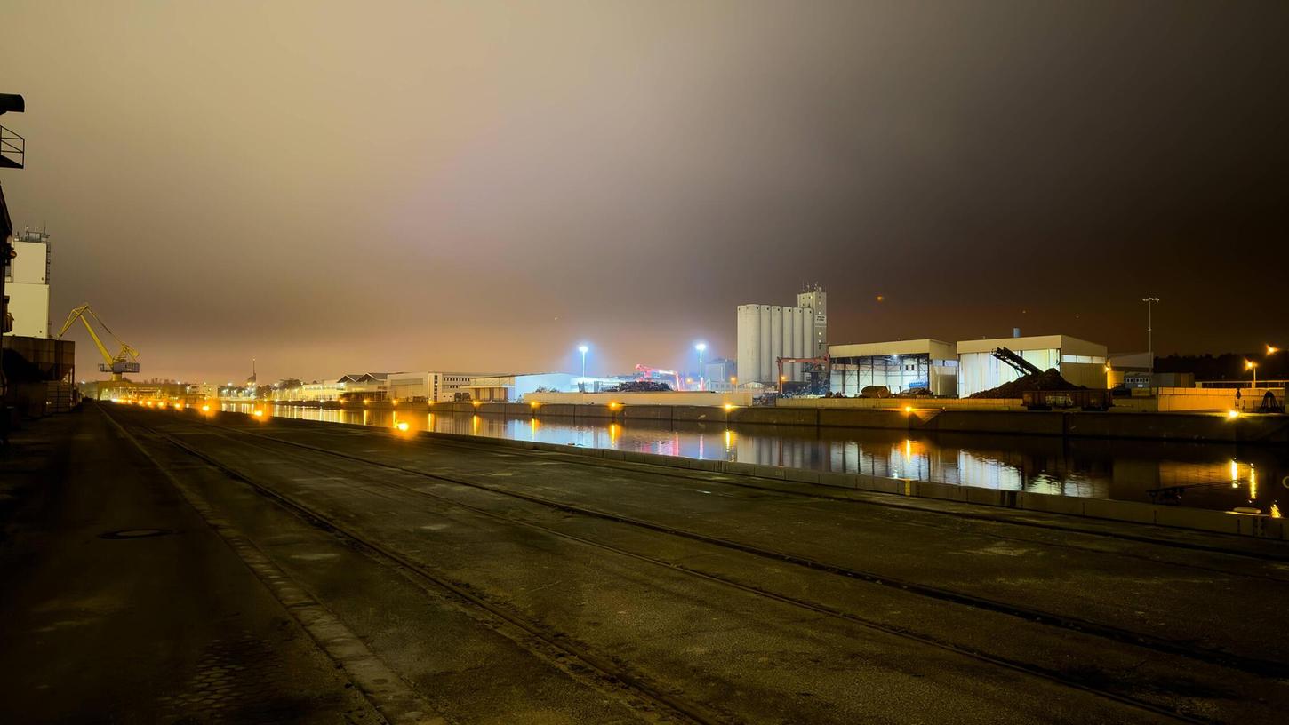 Der Nürnberger Hafen bei Nacht am Rhein-Main-Donau-Kanal. (Symbolbild) Der Nürnberger Hafen bei Nacht am Rhein-Main-Donau-Kanal. (Symbolbild)