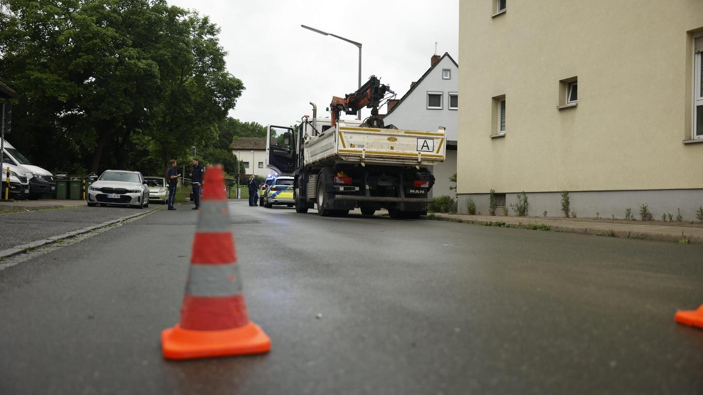Bei einem schweren Verkehrsunfall auf der Steiner Straße in Oberasbach wurde ein Kind von einem Lkw verletzt. Die Verletzungen hatte ein Notarzt zunächst als lebensbedrohlich eingestuft, das waren sie glücklicherweise nicht, so die Polizei am Abend. Bei einem schweren Verkehrsunfall auf der Steiner Straße in Oberasbach wurde ein Kind von einem Lkw verletzt. Die Verletzungen hatte ein Notarzt zunächst als lebensbedrohlich eingestuft, das waren sie glücklicherweise nicht, so die Polizei am Abend.