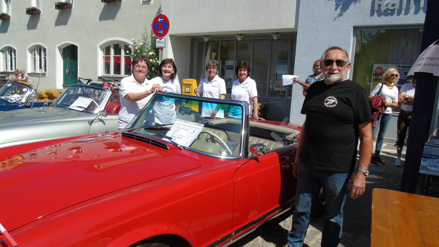 Auch heuer wieder wird der „Oldtimer-Beauftragte“ Franz Pfaller (vor seiner roten Limousine) mit seinem Team das 28. Berchinger Oldtimertreffen managen. Auch heuer wieder wird der „Oldtimer-Beauftragte“ Franz Pfaller (vor seiner roten Limousine) mit seinem Team das 28. Berchinger Oldtimertreffen managen.
