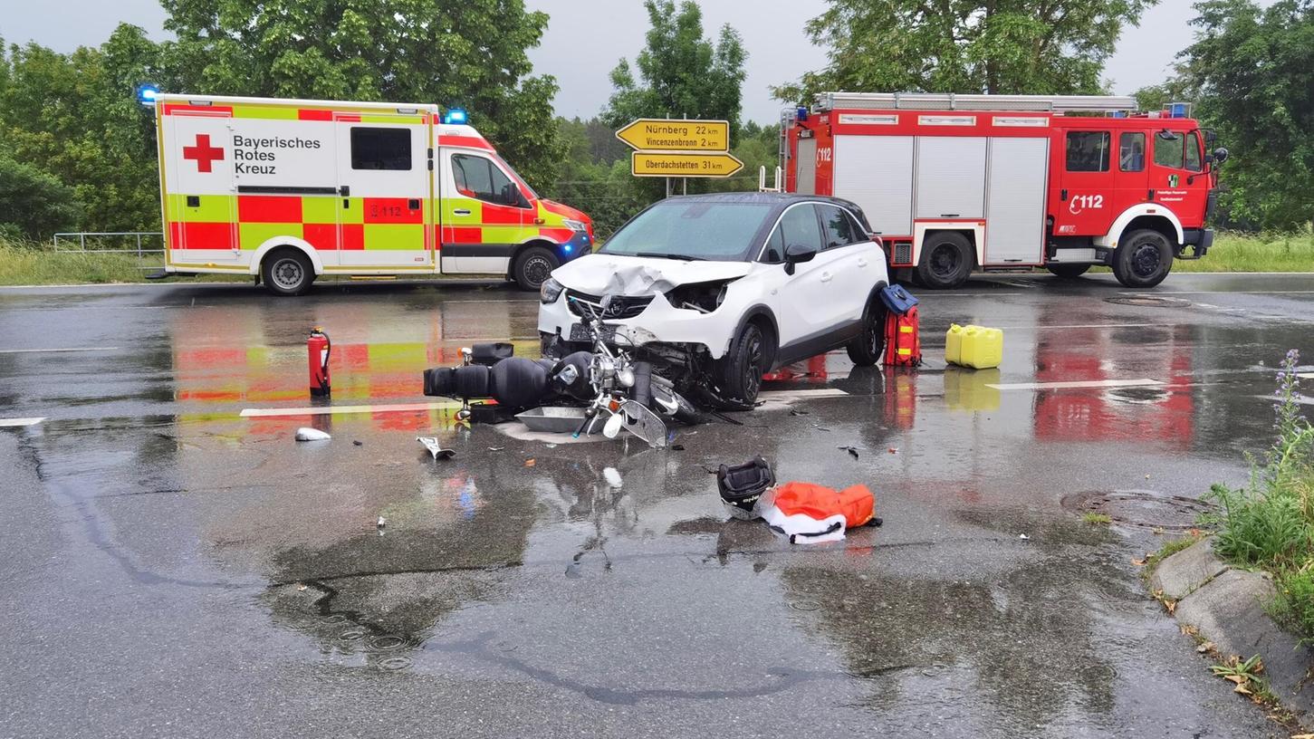 Bei Großhabersdorf ist ein Motorradfahrer schwer verletzt worden. Bei Großhabersdorf ist ein Motorradfahrer schwer verletzt worden.