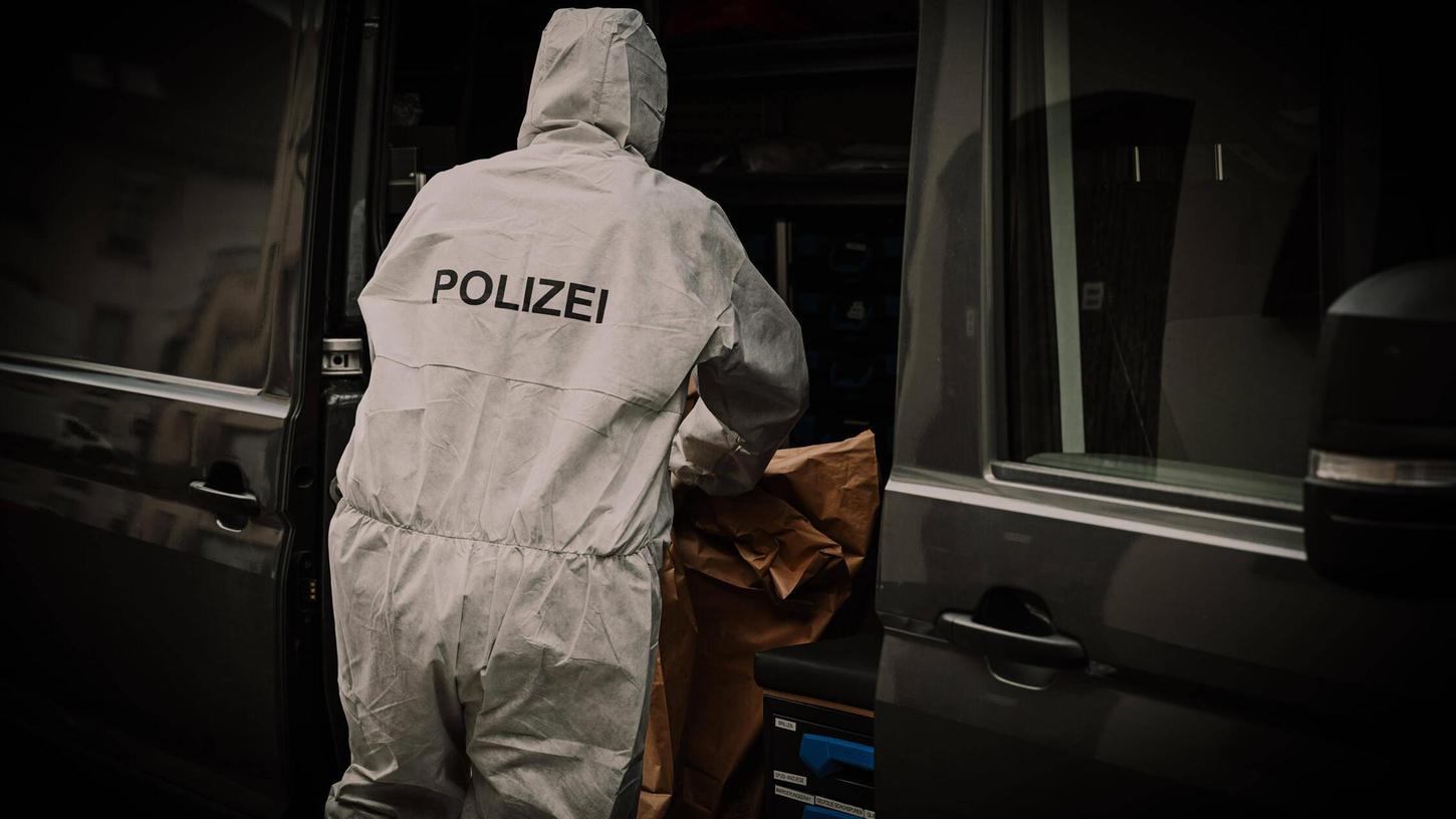 In Franken hat die Polizei eine Leiche vor einem Wohnhaus entdeckt. (Symbolbild) In Franken hat die Polizei eine Leiche vor einem Wohnhaus entdeckt. (Symbolbild)