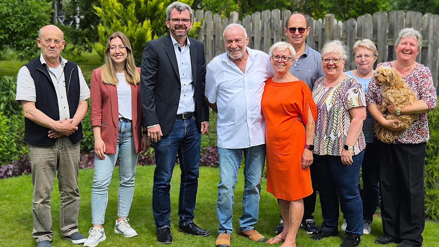 Anna und Rainer Rieß (5.u.6.vr) mit Bürgermeister Michael Langner und der Familie im Garten zur Goldenen Hochzeit Anna und Rainer Rieß (5.u.6.vr) mit Bürgermeister Michael Langner und der Familie im Garten zur Goldenen Hochzeit