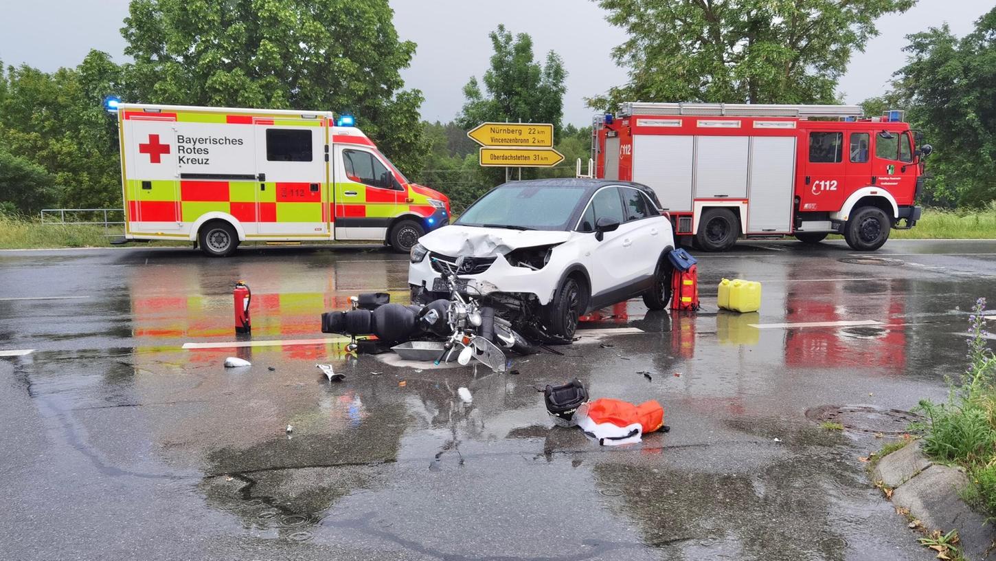 Bei einem Verkehrsunfall bei Großhabersdorf (Kreis Fürth) zog sich am Freitag (06.06.2025) ein 85-jähriger Motorradfahrer lebensgefährliche Verletzungen zu. Bei einem Verkehrsunfall bei Großhabersdorf (Kreis Fürth) zog sich am Freitag (06.06.2025) ein 85-jähriger Motorradfahrer lebensgefährliche Verletzungen zu.
