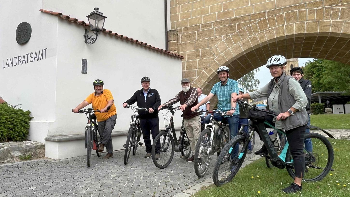 Landrat Richard Reisinger, Klimaschutzkoordinator Martin Kopp, zufällig Vorbeikommende und weitere Mitarbeiter des Landratsamtes und des ZEN in Ensdorf machen es vor: Sie lassen öfter das Auto stehen und fahren mit dem Rad zur Arbeit und wieder heim. Landrat Richard Reisinger, Klimaschutzkoordinator Martin Kopp, zufällig Vorbeikommende und weitere Mitarbeiter des Landratsamtes und des ZEN in Ensdorf machen es vor: Sie lassen öfter das Auto stehen und fahren mit dem Rad zur Arbeit und wieder heim.