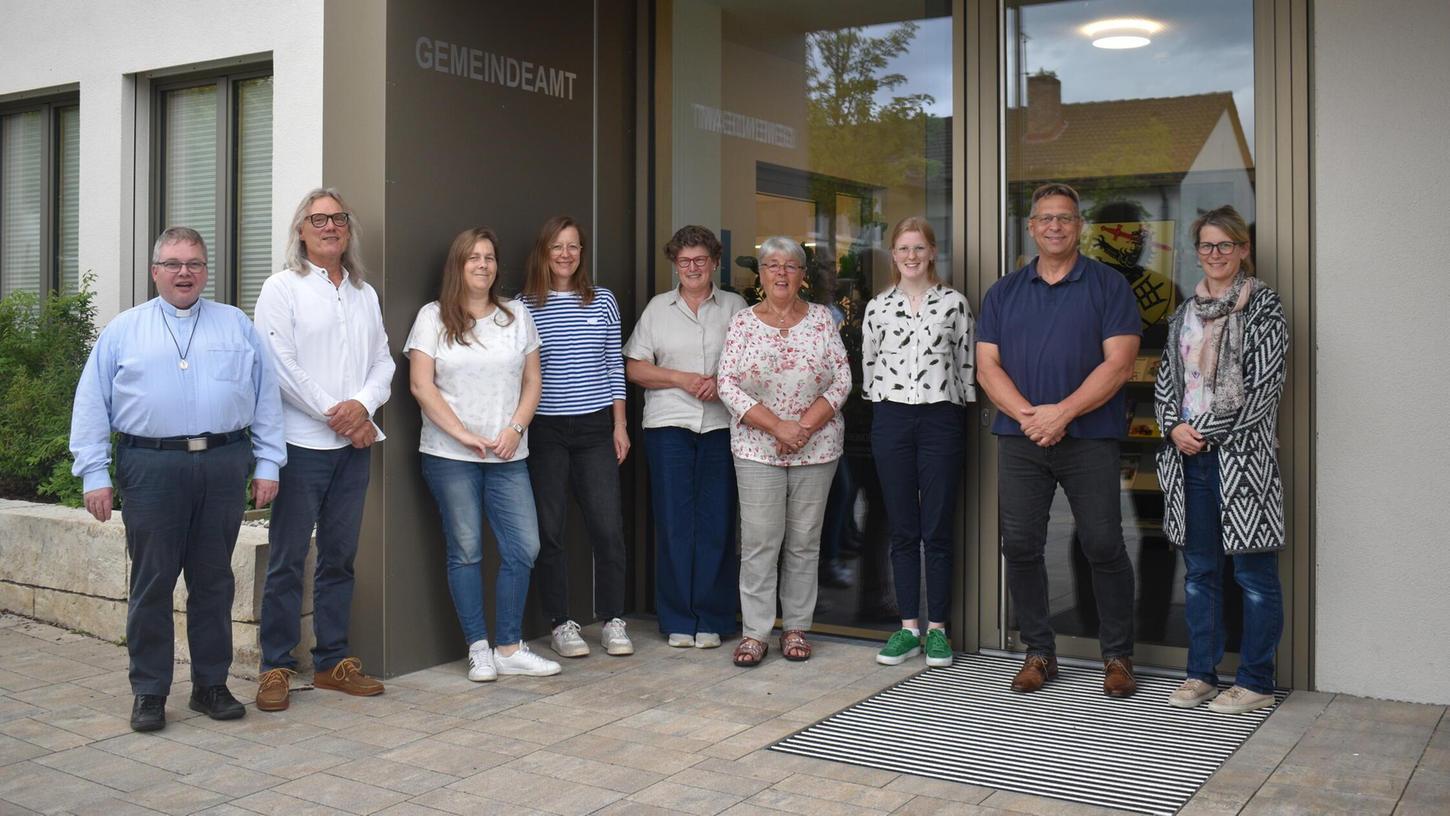 Das Bücherei-Team mit Thomas Eholzer und Bürgermeister Andreas Truber (1.v.l. und 2. v.r) Das Bücherei-Team mit Thomas Eholzer und Bürgermeister Andreas Truber (1.v.l. und 2. v.r)