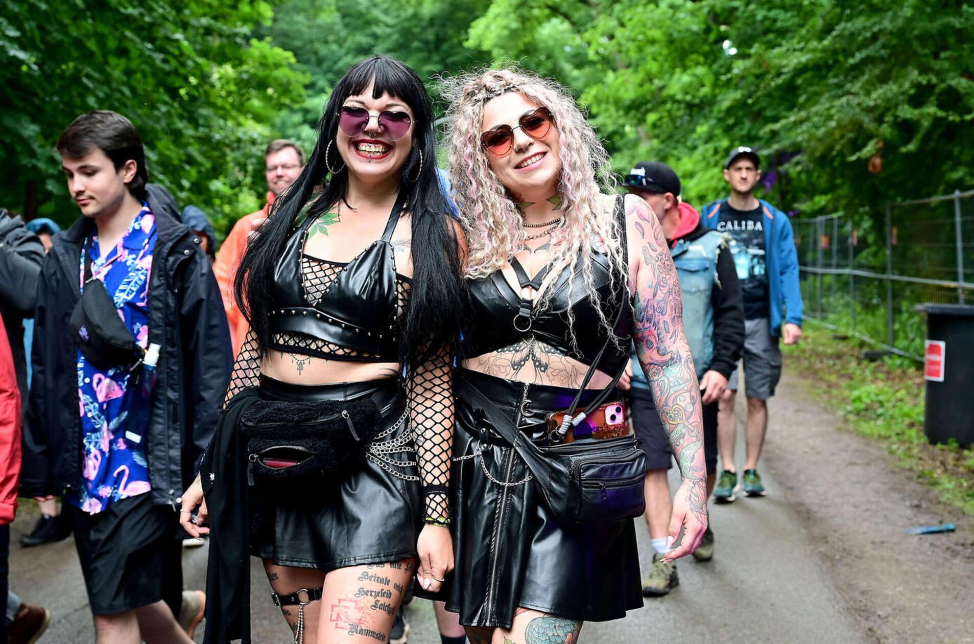 Der erste Festival-Tag begann mit Regen statt Sonnenschein.