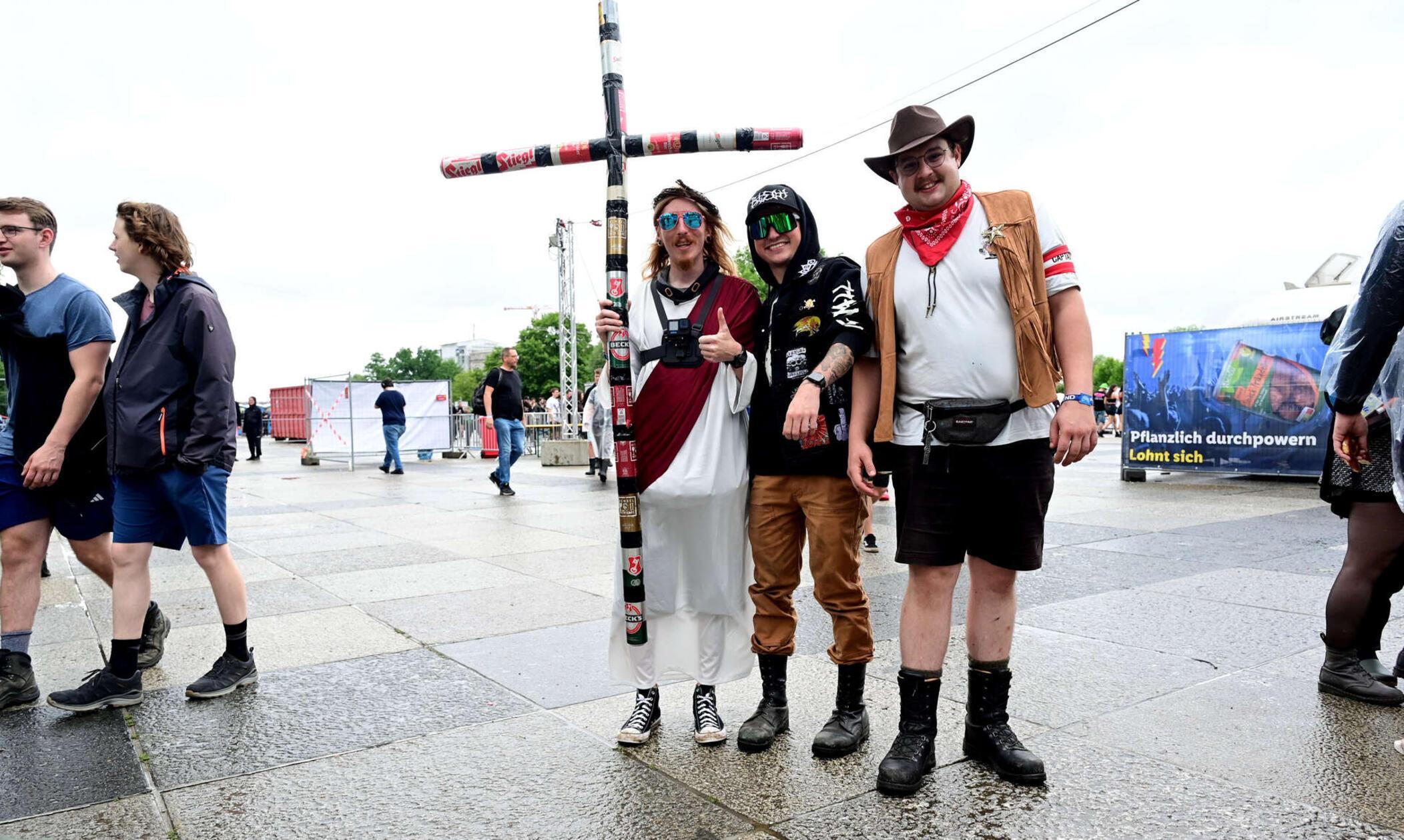 Ein Jesus mit einem Kreuz aus Bierdosen war ebenfalls vor Ort.