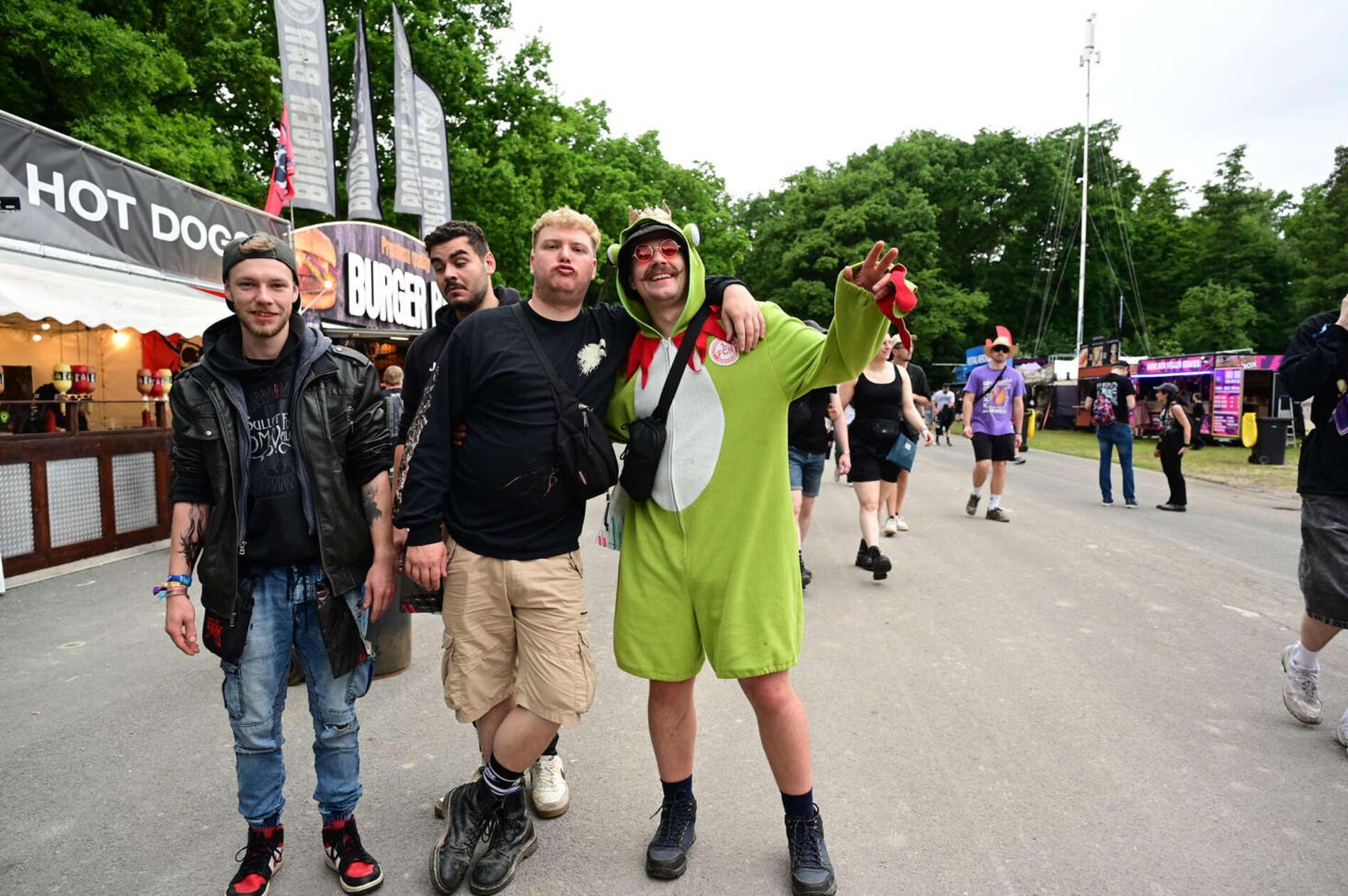 Auch ein Dino mit Fabel für den lokalen Fußballverein wagte sich zu Rock im Park.