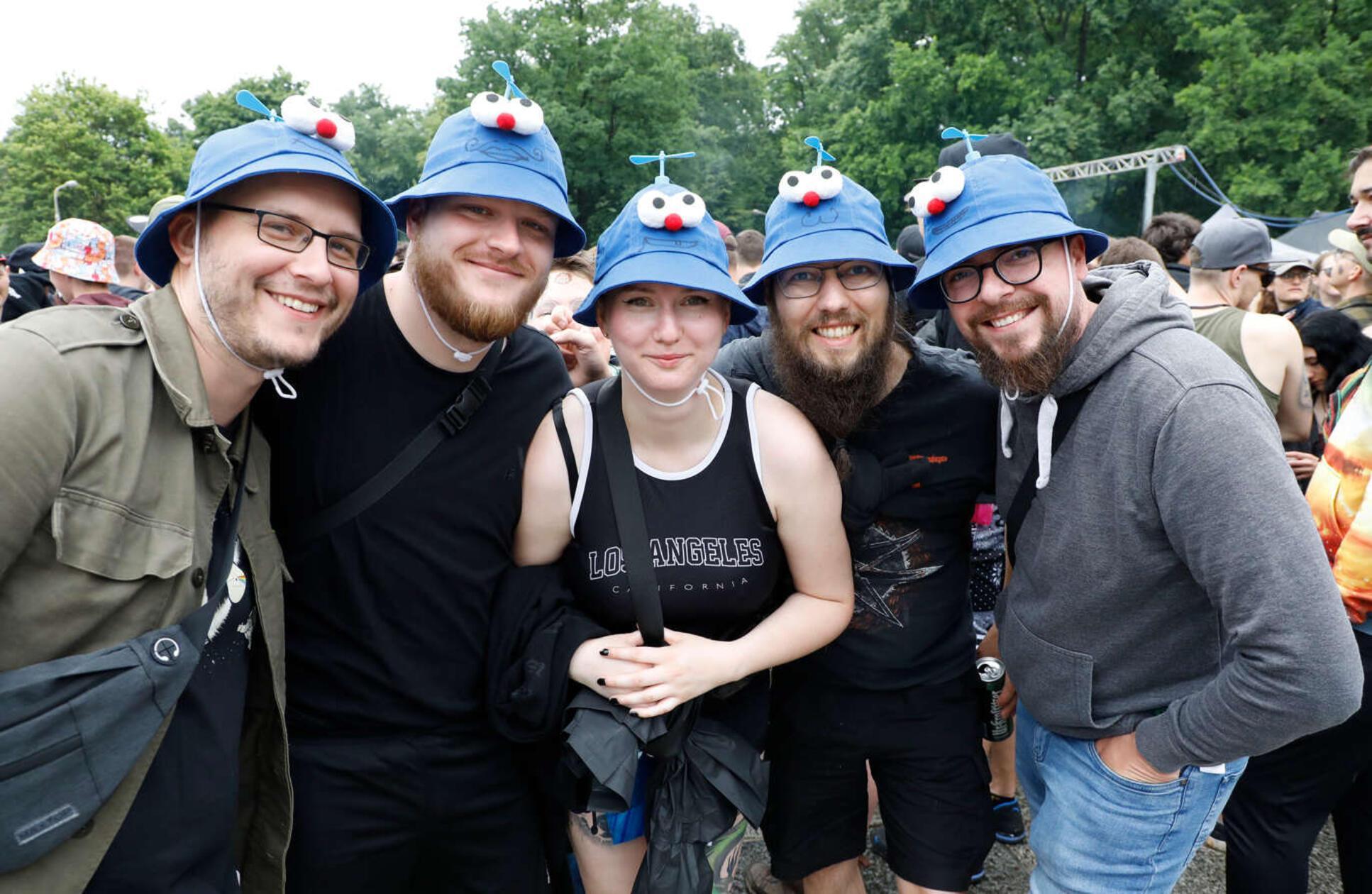 Gemeinschaftshüte gegen das Nass von oben.