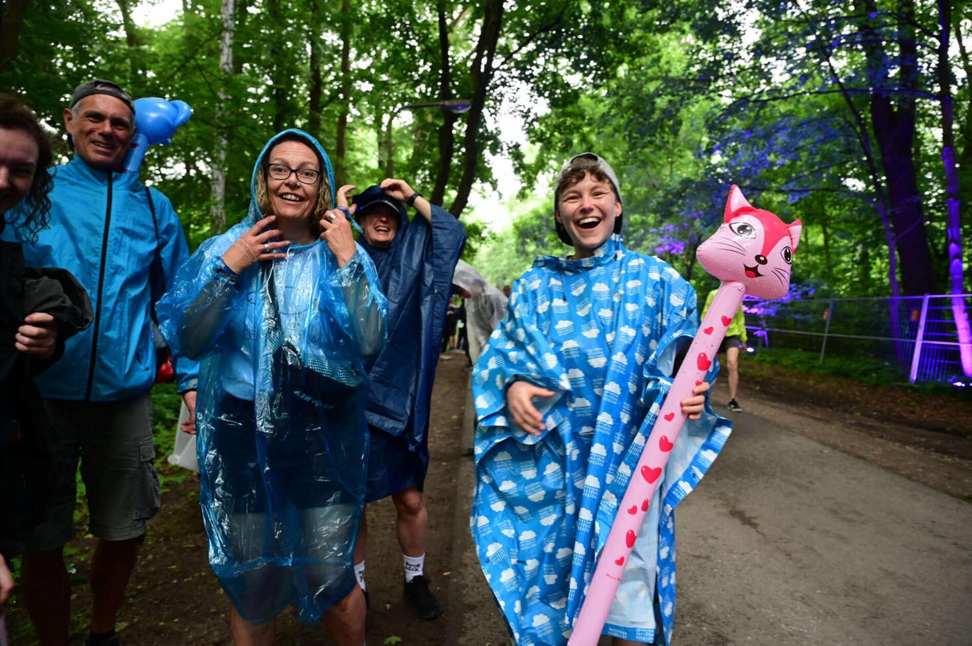 Wer gut vorbereitet angereist war, ließ sich auch vom Regen die gute Stimmung nicht verderben.