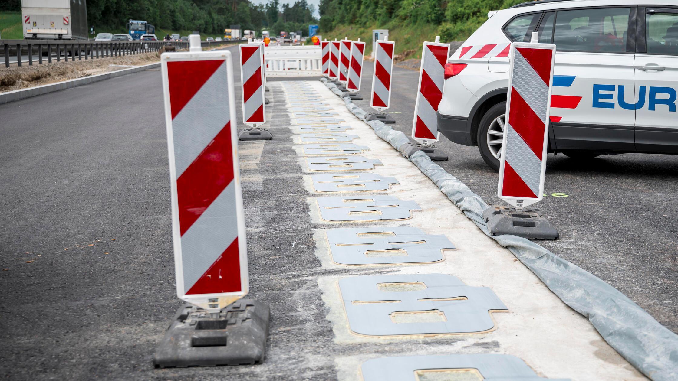 06.06.2025, Bayern, Illschwang: In den Asphalt der