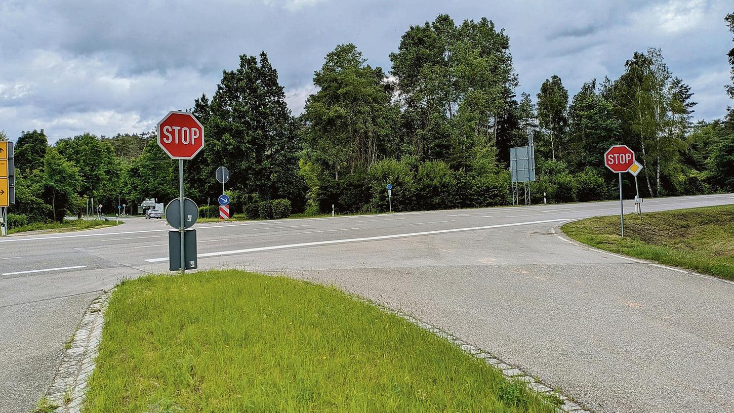 Die Stoppschilder an der Ramsberger Kreuzung wurden neu aufgestellt- Die Stoppschilder an der Ramsberger Kreuzung wurden neu aufgestellt-