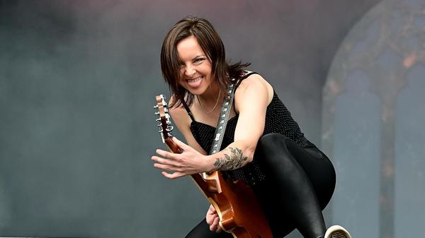 Die Texte der Band handeln oft von persönlichen und emotionalen Themen, die von Selbstzweifeln bis hin zu Gesellschaftskritik reichen.