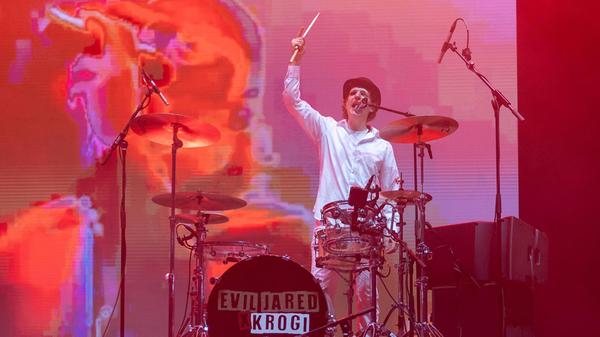 Sie "verschmelzen DJing, Live-Drumming und Feuerspucken zu einem glühenden Schmelztiegel aus Party und Chaos", heißt es.