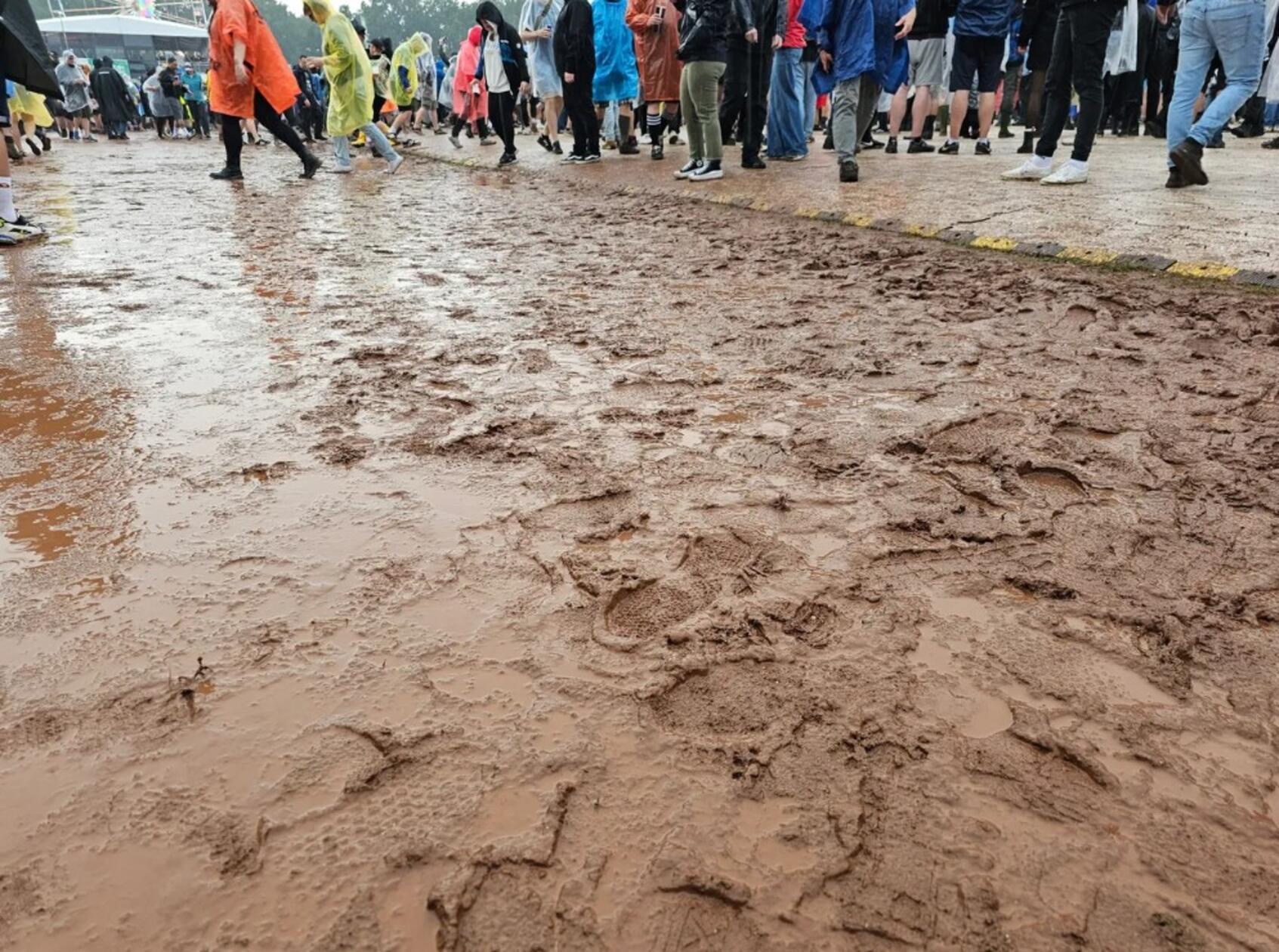 Und auch Zelte, Klamotten und vor allem Schuhe dürften nach diesem Wochenende eine ordentliche Reinigung benötigen.