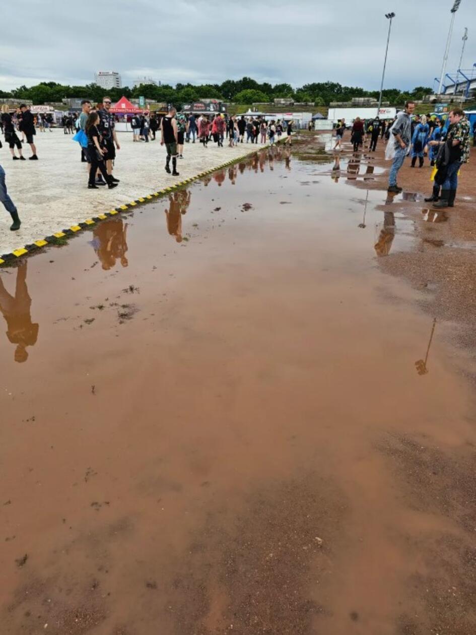 ... das Festivalgelände ist aber auf jeden Fall rutschig und schlammig.
