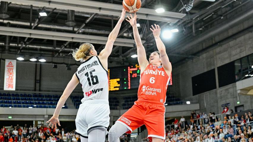 Starke Defense: Alina Hartmann blockt einen Wurf. Starke Defense: Alina Hartmann blockt einen Wurf.