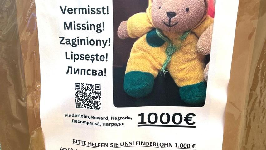 1.000 Euro Finderlohn sind auf Steckbriefen in der Hauptstadt ausgesetzt, „wenn das Bärchen unversehrt zu uns zurückkehrt“. 1.000 Euro Finderlohn sind auf Steckbriefen in der Hauptstadt ausgesetzt, „wenn das Bärchen unversehrt zu uns zurückkehrt“.