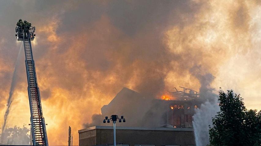 Die Flammen konnten über Stunden nur von außen bekämpft werden. Die Flammen konnten über Stunden nur von außen bekämpft werden.