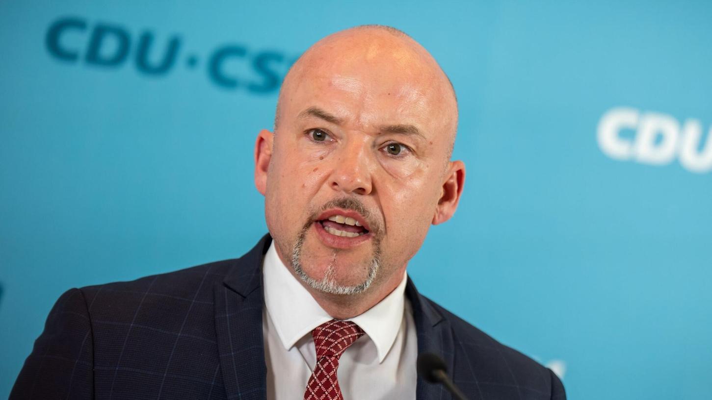 CSU-Landesgruppenchef Alexander Hoffmann erhebt schwere Vorwürfe gegen die Menschenrechtsorganisation Pro Asyl. (Archivbild) CSU-Landesgruppenchef Alexander Hoffmann erhebt schwere Vorwürfe gegen die Menschenrechtsorganisation Pro Asyl. (Archivbild)