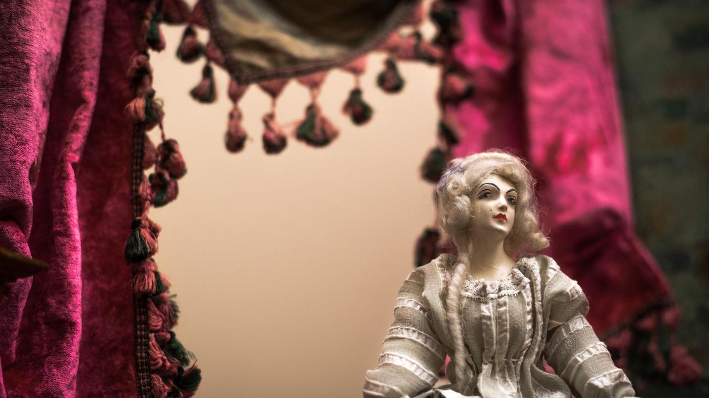 Seit Ende 2022 ist das Puppenmuseum Coburg geschlossen. Die rund 4.000 Exponate wurden im Jahr 2024 in der Kulturfabrik Cortendorf eingelagert. Seit Ende 2022 ist das Puppenmuseum Coburg geschlossen. Die rund 4.000 Exponate wurden im Jahr 2024 in der Kulturfabrik Cortendorf eingelagert.